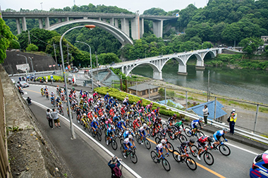 相模川にかかる旧小倉橋を渡る選手　相模原st