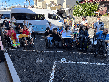新たな車と利用者、職員の集合写真