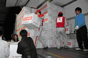 備蓄倉庫から救援物資(毛布)を積み被災地へ(3月12日)