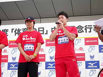 特設ステージ上で競輪のPRをする新田選手と岡村選手